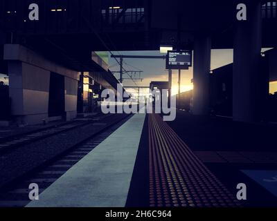 Ein leerer Bahnhof in West Footscray während der sechsten Sperre Victorias bei Sonnenuntergang in Australien, August 2021. Stockfoto