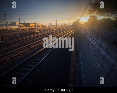 Ein leerer Bahnhof in West Footscray während der sechsten Sperre Victorias bei Sonnenuntergang in Australien, August 2021. Stockfoto