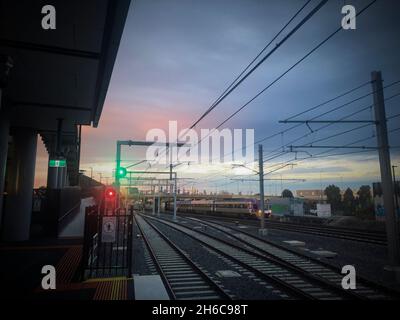 Ein leerer Bahnhof in West Footscray während der sechsten Sperre Victorias bei Sonnenuntergang in Australien, August 2021. Stockfoto