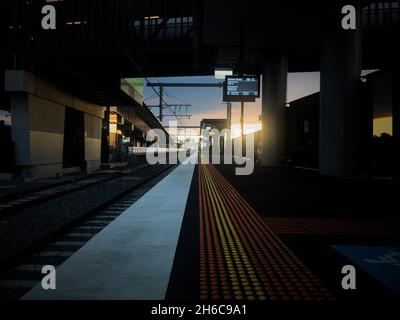 Ein leerer Bahnhof in West Footscray während der sechsten Sperre Victorias bei Sonnenuntergang in Australien, August 2021. Stockfoto