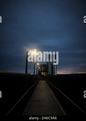 Ein leerer Bahnhof in West Footscray während der sechsten Sperre Victorias bei Sonnenuntergang in Australien, August 2021. Stockfoto