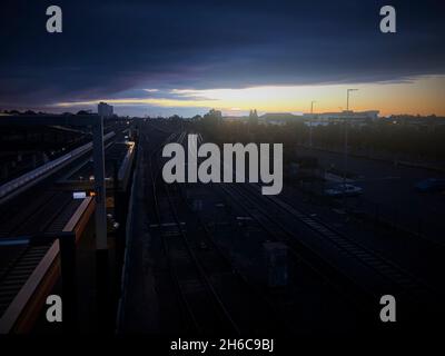 Ein leerer Bahnhof in West Footscray während der sechsten Sperre Victorias bei Sonnenuntergang in Australien, August 2021. Stockfoto