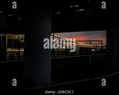 Ein leerer Bahnhof in West Footscray während der sechsten Sperre Victorias bei Sonnenuntergang in Australien, August 2021. Stockfoto