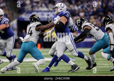 Indianapolis, Indiana, USA. November 2021. Indianapolis Colts Center Ryan Kelly (78) blockiert Jacksonville Jaguars vor dem Linebacker Myles Jack (44) während des Spiels zwischen den Jacksonville Jaguars und den Indianapolis Colts im Lucas Oil Stadium, Indianapolis, Indiana. (Bild: © Scott Stuart/ZUMA Press Wire) Stockfoto