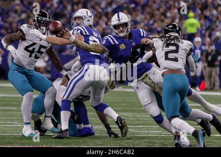 Indianapolis, Indiana, USA. November 2021. Indianapolis Colts Quarterback Carson Wentz (2) wirft, als er während des Spiels zwischen den Jacksonville Jaguars und den Indianapolis Colts im Lucas Oil Stadium, Indianapolis, Indiana, getroffen wird. (Bild: © Scott Stuart/ZUMA Press Wire) Stockfoto