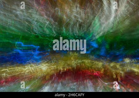 Bunte Abstraktion von Burst Color Fusion, metallische Farben literarische Springen aus dem Betrachter. Ergreift Aufmerksamkeit und drückt Muster, Texturen, Linien, Stockfoto