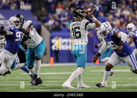 Indianapolis, Indiana, USA. November 2021. Jacksonville Jaguars Quarterback Trevor Lawrence (16) spielt während des Spiels zwischen den Jacksonville Jaguars und den Indianapolis Colts im Lucas Oil Stadium, Indianapolis, Indiana. (Bild: © Scott Stuart/ZUMA Press Wire) Stockfoto