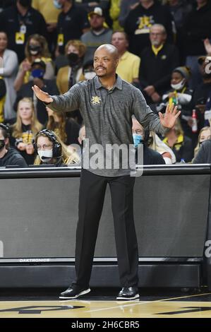 Wichita, Kansas, USA. November 2021. Wichita State Shockers Cheftrainer Isaac Brown beruhigt sein Vergehen in der ersten Hälfte während des NCAA Basketballspiels zwischen den South Alabama Jaguars und den Wichita State Shockers in der Charles Koch Arena in Wichita, Kansas. Kendall Shaw/CSM/Alamy Live News Stockfoto