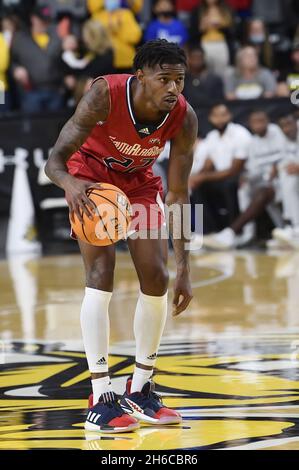 Wichita, Kansas, USA. November 2021. Jay Jay Chandler (22), der Wächter der South Alabama Jaguars, spielt den Ball in der ersten Hälfte während des NCAA Basketballspiels zwischen den South Alabama Jaguars und den Wichita State Shockers in der Charles Koch Arena in Wichita, Kansas. Kendall Shaw/CSM/Alamy Live News Stockfoto