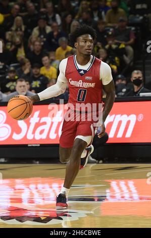 Wichita, Kansas, USA. November 2021. Der Jaguarwächter von South Alabama, Tyrell Jones (0), bringt den Ball während des NCAA-Basketballspiels zwischen den Jaguaren von South Alabama und den Wichita State Shockers in der Charles Koch Arena in Wichita, Kansas, auf den Platz. Kendall Shaw/CSM/Alamy Live News Stockfoto