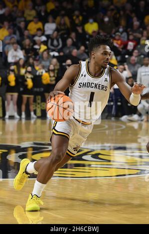 Wichita, Kansas, USA. November 2021. Wichita State Shockers Wache Tyson Etienne (1) fährt während des NCAA Basketballspiels zwischen den South Alabama Jaguars und den Wichita State Shockers in der Charles Koch Arena in Wichita, Kansas, zum Korb. Kendall Shaw/CSM/Alamy Live News Stockfoto