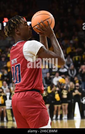 Wichita, Kansas, USA. November 2021. Diante Smith (10) schießt in der ersten Hälfte des NCAA Basketballspiels zwischen den South Alabama Jaguars und den Wichita State Shockers in der Charles Koch Arena in Wichita, Kansas, einen Set-Shot. Kendall Shaw/CSM/Alamy Live News Stockfoto