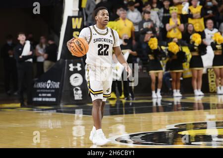 Wichita, Kansas, USA. November 2021. Der Wächter der Wichita State Shockers, Qua Grant (22), bringt den Ball während des NCAA Basketballspiels zwischen den South Alabama Jaguars und den Wichita State Shockers in der Charles Koch Arena in Wichita, Kansas, auf den Platz. Kendall Shaw/CSM/Alamy Live News Stockfoto