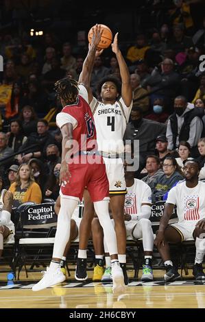 Wichita, Kansas, USA. November 2021. Wichita State Shockers Guard Ricky Council IV (4) schießt den Ball während des NCAA Basketballspiels zwischen den South Alabama Jaguars und den Wichita State Shockers in der Charles Koch Arena in Wichita, Kansas. Kendall Shaw/CSM/Alamy Live News Stockfoto