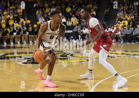 Wichita, Kansas, USA. November 2021. Wichita State Shockers Wache Dexter Dennis (0) will beim NCAA Basketball Game zwischen den South Alabama Jaguars und den Wichita State Shockers in der Charles Koch Arena in Wichita, Kansas, den Ball ins Innere spielen. Kendall Shaw/CSM/Alamy Live News Stockfoto