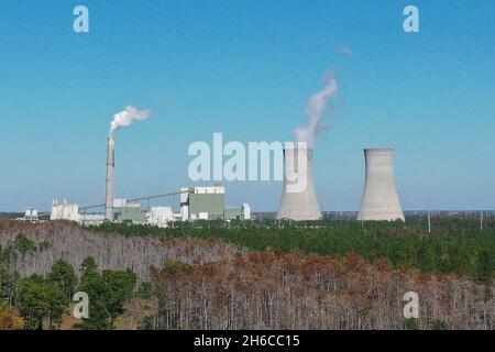 Orlando, Usa. November 2021. Das Stanton Energy Center, ein Kohlekraftwerk, ist in Orlando zu sehen. Das Kraftwerk soll bis 2027 von der Verbrennung von Kohle auf den Einsatz von Erdgas umstellen. Die UN-Klimagespräche endeten am 13. November 2021 mit einem Abkommen, das zum ersten Mal fossile Brennstoffe als Haupttreiber der globalen Erwärmung anvisierte, selbst als kohleabhängige Länder in letzter Minute Einwände vorwarfen. Kredit: SOPA Images Limited/Alamy Live Nachrichten Stockfoto