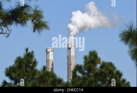 Orlando, Usa. November 2021. Die zwei Rauchgesteine im Stanton Energy Center, einem Kohlekraftwerk, sind in Orlando zu sehen. Die Anlage soll bis 2027 von der Verbrennung von Kohle auf die Verwendung von Erdgas umstellen. Die UN-Klimagespräche endeten am 13. November 2021 mit einem Abkommen, das zum ersten Mal fossile Brennstoffe als Haupttreiber der globalen Erwärmung anvisierte, selbst als kohleabhängige Länder in letzter Minute Einwände vorwarfen. Kredit: SOPA Images Limited/Alamy Live Nachrichten Stockfoto