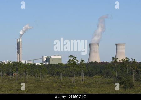 Orlando, Usa. November 2021. Das Stanton Energy Center, ein Kohlekraftwerk, ist in Orlando zu sehen. Das Kraftwerk soll bis 2027 von der Verbrennung von Kohle auf den Einsatz von Erdgas umstellen. Die UN-Klimagespräche endeten am 13. November 2021 mit einem Abkommen, das zum ersten Mal fossile Brennstoffe als Haupttreiber der globalen Erwärmung anvisierte, selbst als kohleabhängige Länder in letzter Minute Einwände vorwarfen. Kredit: SOPA Images Limited/Alamy Live Nachrichten Stockfoto