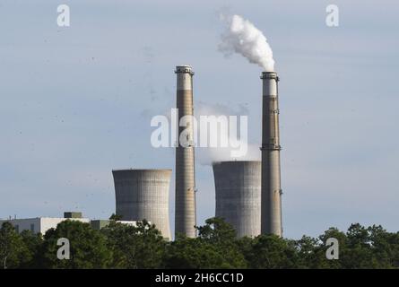 Orlando, Usa. November 2021. Das Stanton Energy Center, ein Kohlekraftwerk, ist in Orlando zu sehen. Die Anlage soll bis 2027 von der Verbrennung von Kohle auf die Verwendung von Erdgas umstellen. Die UN-Klimagespräche endeten am 13. November 2021 mit einem Abkommen, das zum ersten Mal fossile Brennstoffe als Haupttreiber der globalen Erwärmung anvisierte, selbst als kohleabhängige Länder in letzter Minute Einwände vorwarfen. Kredit: SOPA Images Limited/Alamy Live Nachrichten Stockfoto