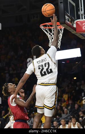 Wichita, Kansas, USA. November 2021. Die Wache der Wichita State Shockers Qua Grant (22) legt beim NCAA Basketball-Spiel zwischen den South Alabama Jaguars und den Wichita State Shockers in der Charles Koch Arena in Wichita, Kansas, zwei Punkte in den Ball. Kendall Shaw/CSM/Alamy Live News Stockfoto