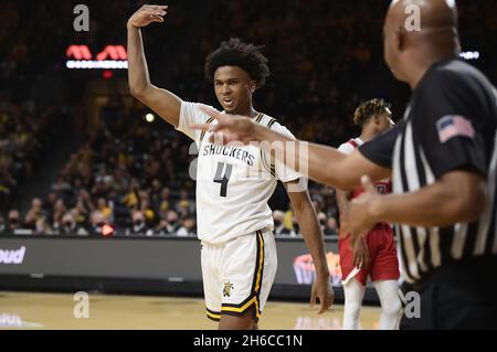 Wichita, Kansas, USA. November 2021. Wichita State Shockers Wache Ricky Council IV (4) reagiert auf seinen gemachten Korb und einen sogenannten Foul während des NCAA Basketball Spiels zwischen den South Alabama Jaguars und den Wichita State Shockers in der Charles Koch Arena in Wichita, Kansas. Kendall Shaw/CSM/Alamy Live News Stockfoto