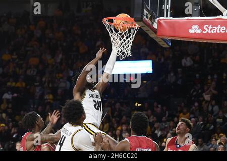 Wichita, Kansas, USA. November 2021. Wichita State Shockers Forward Morris Udeze (24) versucht während des NCAA-Basketballspiels zwischen den South Alabama Jaguars und den Wichita State Shockers in der Charles Koch Arena in Wichita, Kansas, den Ball für einen Korb zu kippen. Kendall Shaw/CSM/Alamy Live News Stockfoto