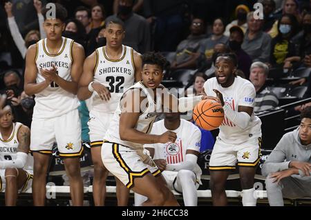 Wichita, Kansas, USA. November 2021. Wichita State Shocker Guard Tyson Etienne (1) spielt den Ball spät im Spiel während des NCAA Basketball Spiels zwischen den South Alabama Jaguars und den Wichita State Shockers in der Charles Koch Arena in Wichita, Kansas. Kendall Shaw/CSM/Alamy Live News Stockfoto