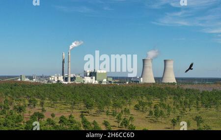 Orlando, Usa. November 2021. Das Stanton Energy Center, ein Kohlekraftwerk, ist in dieser Luftaufnahme von einer Drohne in Orlando zu sehen. Das Kraftwerk soll bis 2027 von der Verbrennung von Kohle auf den Einsatz von Erdgas umstellen. Die UN-Klimagespräche endeten am 13. November 2021 mit einem Abkommen, das zum ersten Mal fossile Brennstoffe als Haupttreiber der globalen Erwärmung anvisierte, selbst als kohleabhängige Länder in letzter Minute Einwände vorwarfen. (Foto von Paul Hennessy/SOPA Images/Sipa USA) Quelle: SIPA USA/Alamy Live News Stockfoto