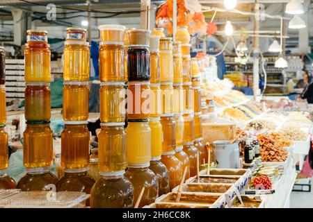 Machatschkala, Russland - Oktober 2021: Honig und Urbech (Nussbutter) werden auf dem Lebensmittelmarkt in der Stadt Machatschkala der Republik Dagestan verkauft. Stockfoto