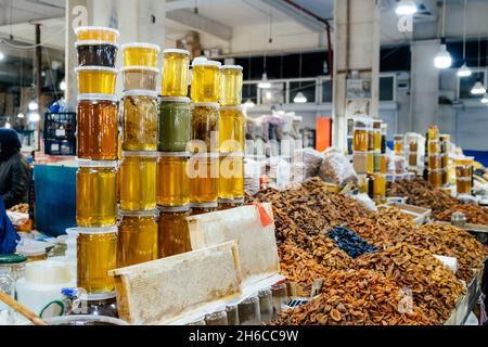 Machatschkala, Russland - Oktober 2021: Getrocknete Früchte und Honig werden auf dem Lebensmittelmarkt in der Stadt Machatschkala der Republik Dagestan verkauft. Stockfoto