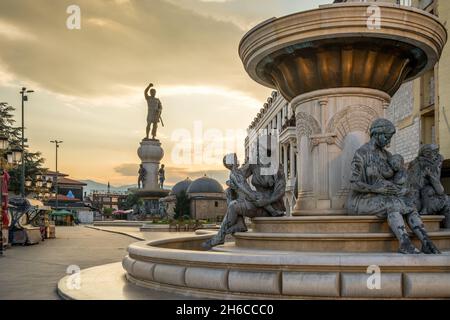 Kriegerdenkmal und andere Skulpturen im Stadtzentrum von Skopje im Sommer Stockfoto