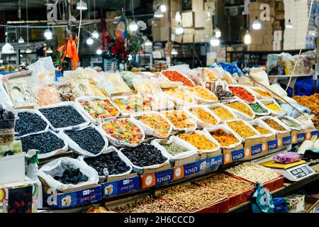 Machatschkala, Russland - Oktober 2021: Getrocknete Früchte und Nüsse werden auf dem Lebensmittelmarkt in der Stadt Machatschkala der Republik Dagestan verkauft. Stockfoto