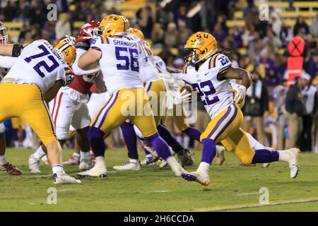 LSU Tigers rennt zurück Armoni Goodwin (22) sucht nach einem Platz gegen die Verteidigung von Arkansas, Samstag, den 13. November 2021, in Baton Rouge, Louisiana. ( Stockfoto