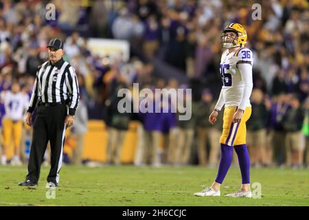 LSU Tigers Place Kicker Cade York (36) bereitet sich darauf vor, ein Feldtor gegen Arkansas zu schießen, Samstag, 13. November 2021, in Baton Rouge, Louisiana. (Kirk Meche Stockfoto