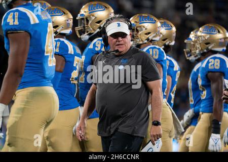 UCLA Bruins Cheftrainer Chip Kelly bei einem NCAA-Fußballspiel gegen die Colorado-Büffel, Samstag, den 13. November 2021, in Pasadena, Die Bruins schlagen Stockfoto