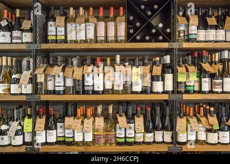 Vielfalt an modernem moldawischem Wein in den Regalen des Weinladens in Chisinau, Moldawien Stockfoto