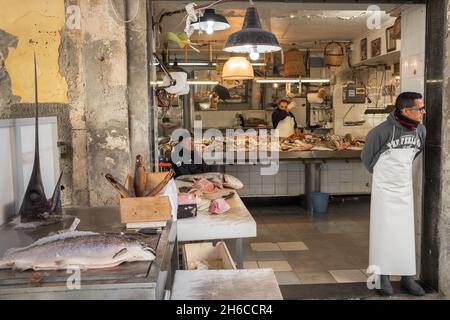 Fischgeschäft auf dem Fischmarkt unter freiem Himmel in Catania, Sizilien. Stockfoto