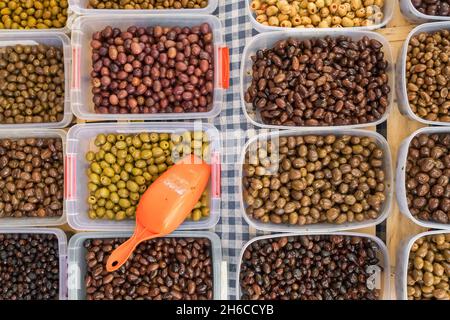 Auswahl an mediterranen Oliven aus nächster Nähe Stockfoto