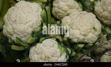 Hochauflösendes Bild: Frischer Blumenkohl auf einem belebten indischen Markt #Blumenkohl, #vegetablemarketindia,#indiangemüse,#Freshblumenkohl, #indien Stockfoto