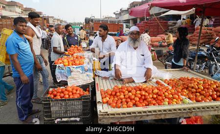 High-Resolution: Geschäftiger Gemüsemarkt in Indien #indien #indianmarket #indianbazaar #vegetablemarketindia #freshproduceindia #spicesindia #veg Stockfoto