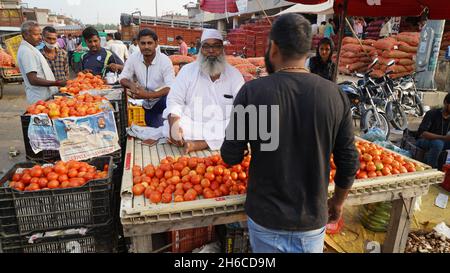 High-Resolution: Geschäftiger Gemüsemarkt in Indien #indien #indianmarket #indianbazaar #vegetablemarketindia #freshproduceindia #spicesindia #veg Stockfoto