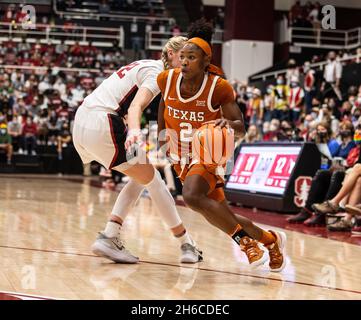 Maples Pavilion Stanford, CA. November 2021. CA, USA die texanische Wache Aliyah Matharu (2) fährt während des NCAA Women's Basketball-Spiels zwischen Texas Longhorns und dem Stanford Cardinal in den Korb. Texas gewann 61-56 im Maples Pavilion Stanford, CA. Thurman James /CSM/Alamy Live News Stockfoto