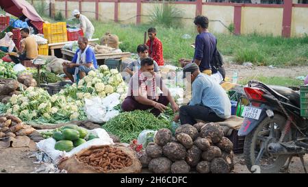 High-Resolution: Geschäftiger Gemüsemarkt in Indien #indien #indianmarket #indianbazaar #vegetablemarketindia #freshproduceindia #spicesindia #veg Stockfoto