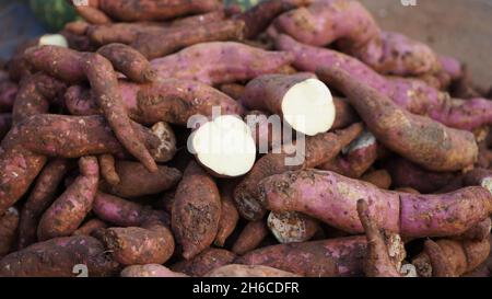Hochauflösendes Bild: Frische Orange Süßkartoffeln #backen Süßkartoffel , #Röstsüßkartoffel , #purpleyam , #vegan , #glutenfrei , #organisch , Stockfoto