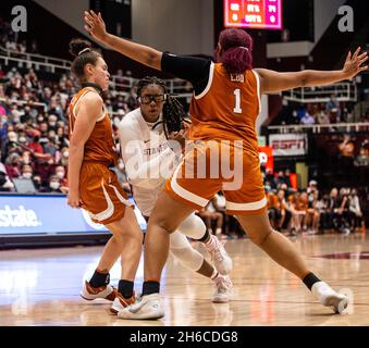 Maples Pavilion Stanford, CA. November 2021. CA, USA Stanford-Stürmer während des NCAA Women's Basketball-Spiels zwischen Texas Longhorns und dem Stanford Cardinal fährt die US-Amerikanerinnen-Amerikanerinnen, Frau Belibi (5), in den Korb. Texas gewann 61-56 im Maples Pavilion Stanford, CA. Thurman James /CSM/Alamy Live News Stockfoto