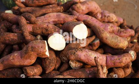 Hochauflösendes Bild: Frische Orange Süßkartoffeln #backen Süßkartoffel , #Röstsüßkartoffel , #purpleyam , #vegan , #glutenfrei , #organisch , Stockfoto