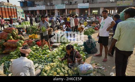 High-Resolution: Geschäftiger Gemüsemarkt in Indien #indien #indianmarket #indianbazaar #vegetablemarketindia #freshproduceindia #spicesindia #veg Stockfoto