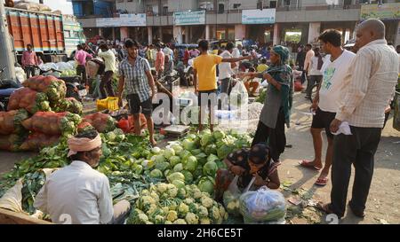 High-Resolution: Geschäftiger Gemüsemarkt in Indien #indien #indianmarket #indianbazaar #vegetablemarketindia #freshproduceindia #spicesindia #veg Stockfoto