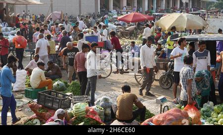 High-Resolution: Geschäftiger Gemüsemarkt in Indien #indien #indianmarket #indianbazaar #vegetablemarketindia #freshproduceindia #spicesindia #veg Stockfoto