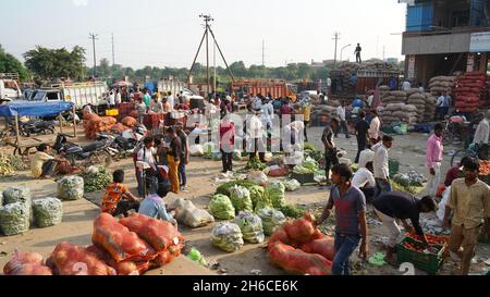 High-Resolution: Geschäftiger Gemüsemarkt in Indien #indien #indianmarket #indianbazaar #vegetablemarketindia #freshproduceindia #spicesindia #veg Stockfoto